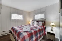 NEW! Modern Cabin - Hot Tub, Fireplace, Central Location