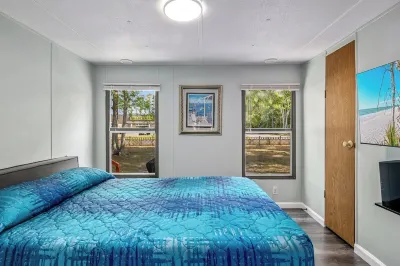 Twisted Oaks Inn - Supply, NC - 3br - 4 miles to Holden Beach 샬롯트 스테이션 쇼핑센터 주변 호텔