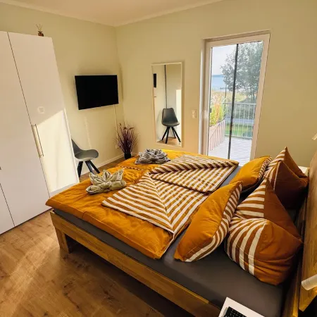 8P Holiday home "Seegelblick" in the first row of the lake with sauna, fireplace & wallbox Отели в г. Поух