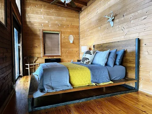 Secluded mountain top cabin with amazing views and hot tub!