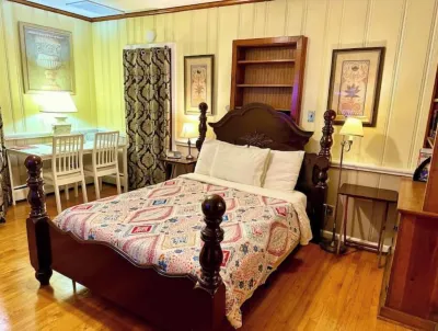 Private, Charm, & Unique Stay Hotels near Kemper Street Station