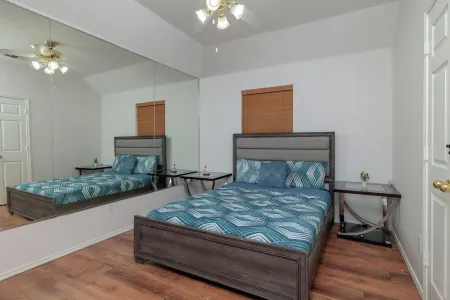 Yard & Workspace - Convenient Euless Stay Near DFW