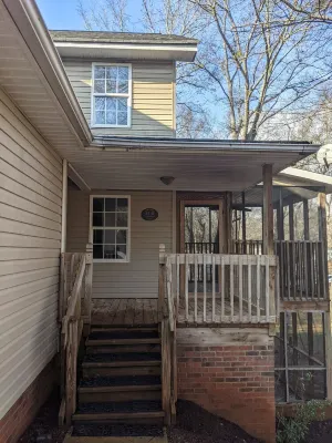 Gorgeous 2br/2ba townhome on Lake Hartwell with shared dock privileges