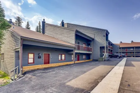 Cozy Ski Condo + Hot Tub + Fireplace + Heated Pool Отели в г. Уайлдернест