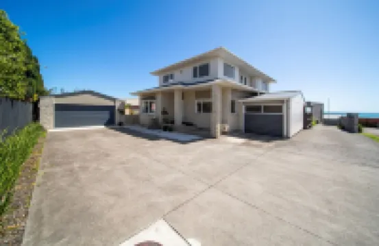 Modern Studio, close to Beach and Port 酒店