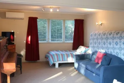 2 seperate sleeping areas, kitchenette & pool. Good for families and groups.