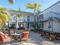 Cottage by the Sea steps to beach with heated pool Hotels in Carpinteria