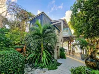 Spectacular clifftop house with hot tub next to sandy beach, stunning sea views โรงแรมใน