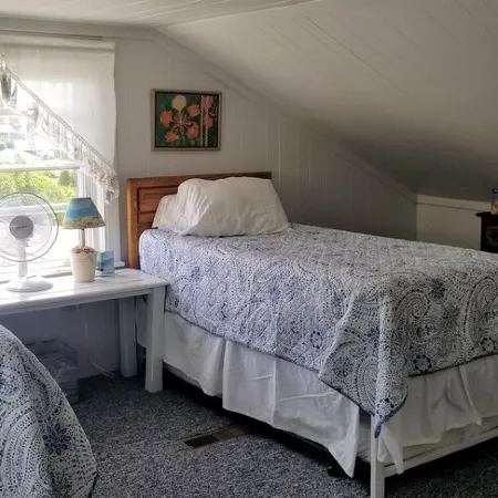 Adorable Cottage, Short Walk to Scarborough Beach. Отели рядом с достопримечательностью «Маяк Пойнт-Джудит»
