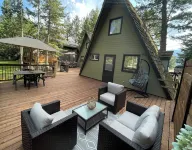 Lake Windermere Cabin |Close to Ski Hills and Hot Pools |Short walk to beach