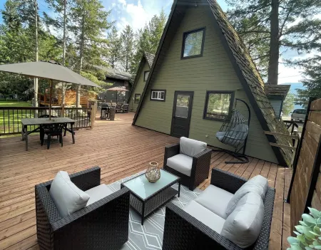 Lake Windermere Cabin |Close to Ski Hills and Hot Pools |Short walk to beach