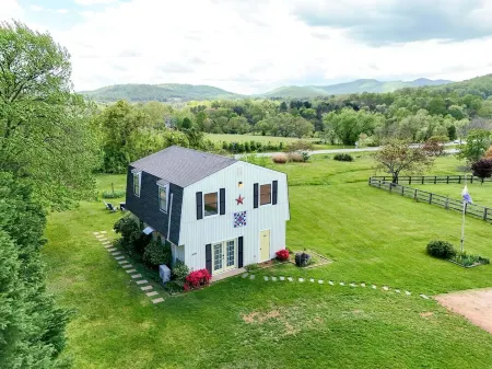 Barndominium with Mountain Views & Hot tub! Pets Welcome!