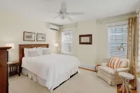 Historic & sunny home w/ Fireplace steps from USNA & Downtown Annapolis