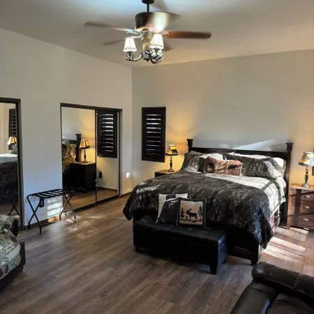 Cheerful 4-Bedroom Cabin with Hot Tub