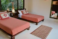 Casas de Agua, Villa Agua Verde. Natural walking trail to the beach.