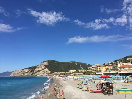 Sunny, updated apartment with balcony in Finalborgo and near gorgeous beaches