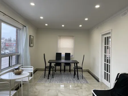 Bright & refreshing Port Credit apartment - 4 mins to the lake!