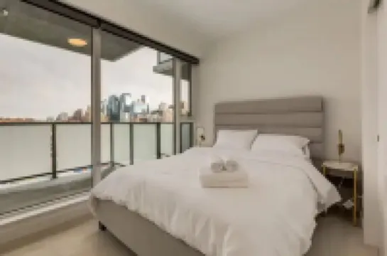 *Friendly* City Suite in Kensington *2bed+2Bath* ロイヤル・サンオルタ・パーク周辺のホテル