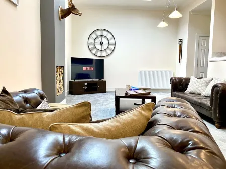 Luxury Executive 2Bed Apartment in Elgin-Free Parking & WiFi 2 Bathrooms