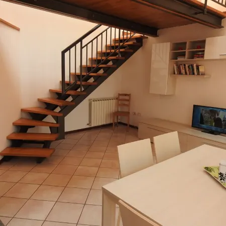 Large duplex apartment sleeps 5, private parking space, in the center