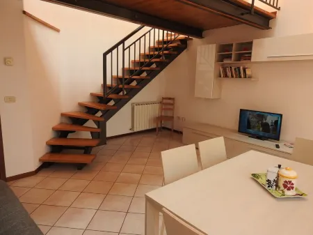 Large duplex apartment sleeps 5, private parking space, in the center Отели рядом со станцией Ravenna