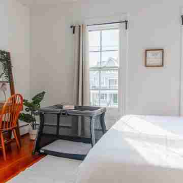 East Rock Gem: 5 min to Yale, King Bed, Fast WiFi & Parking Rooms
