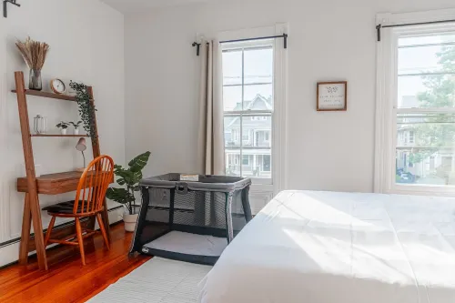 East Rock Gem: 5 min to Yale, King Bed, Fast WiFi & Parking
