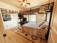 Entire Duplex - Sleeps 10 - Mountain View & Sport Court - Close to Zion NP Hotels in Apple Valley