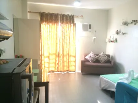 Near SM City, Homey with fast WIFI & SMART TV!