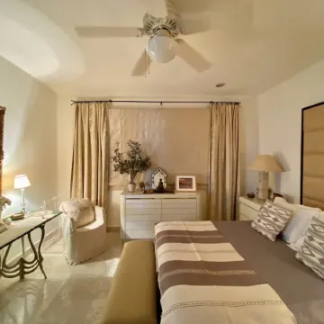 Hidden Gem! 1br1bth Condo Right on the Beach!