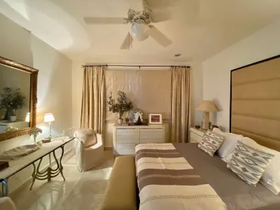Hidden Gem! 1br1bth Condo Right on the Beach! Hotels in 