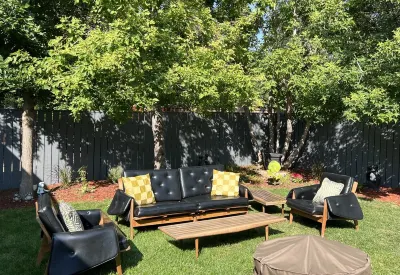 Executive Southside home close to all amenities, by Henderson lake & golf course Hotel in zona West Lethbridge Towne Centre