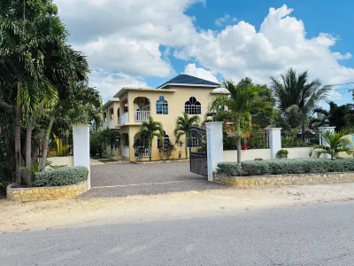 Sommerville Resorts Hotels near Negril Cliffs