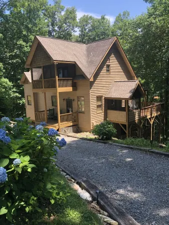 Bear Paw Resort ,high speed   internet , gas fireplace,firepit ,sleeps 8