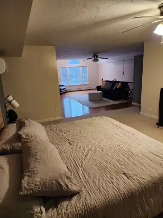 Jay River Front Three Bedroom. 2 miles to Jay Peak Отели рядом с достопримечательностью «Джей Пик Резорт»