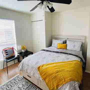 Charming 2-bedroom apartment with WiFi, AC in fabulous Phoenix Rooms