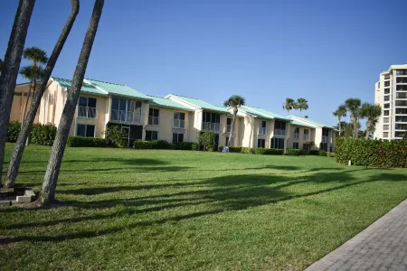 Beautiful 2/2 Beachfront Condo-Capstan415