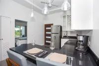 New modern condo 3 minute walk to West Bay Beach