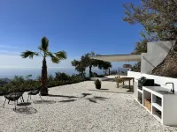 4 person vacation home with stunning sea and mountain views! Hotels in Sayalonga