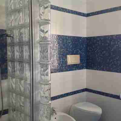 Seaview cozy penthouse 300m walk to the beach, large terrace. Center Village. Rooms