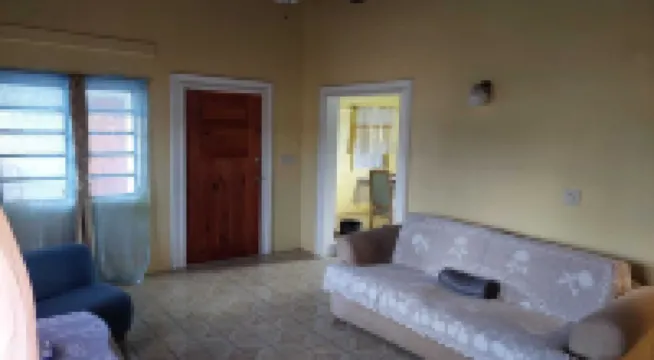 Mid Island, Spacious  unit with balcony, conveniently located to everything