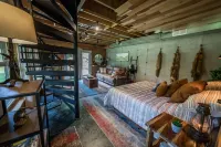 Cozy Log Cabin w/Hot Tub - King Bed - Private Acreage - Mississippi Getaway