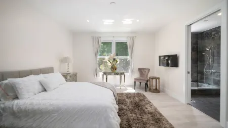 BH (Trousdale) Estate 4BD/5BA, Pool, Spa, Tennis/ basketball Court, Gym & More Отели в г. Беверли-Хиллз