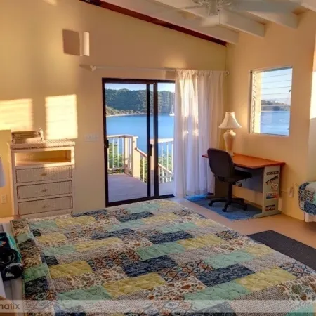Spectacular Beachfront Villa. Great Snorkeling, Kayaking, Sunrise & Sunset Views Отели в г. Сентрал