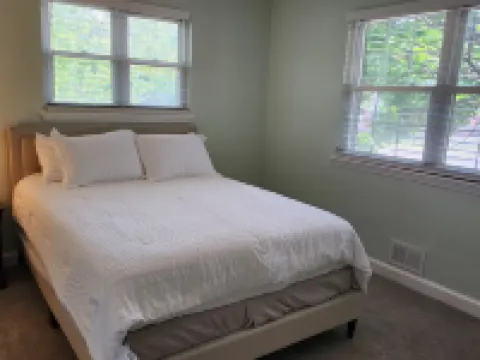 Convenient/family friendly home with yard driveway 銀泉酒店