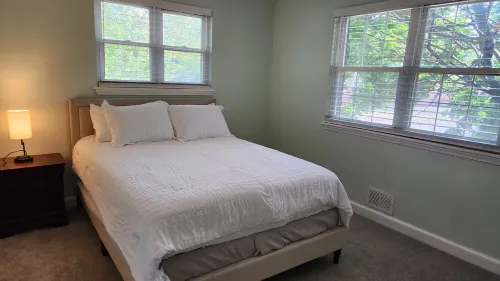 Convenient/family friendly home with yard driveway Hotels in Silver Spring