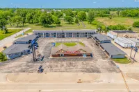 Deluxe Inn & Suites by OYO Miami OK