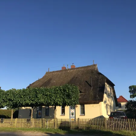Beautiful thatched roof house with south-facing terrace, 2 shower rooms and 2 parking spaces