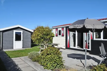 Chalet Florence 5 , 6- Persoons met Veel Privacy; Huisdiervrij,ruime Tuin Отели в г. Serooskerke