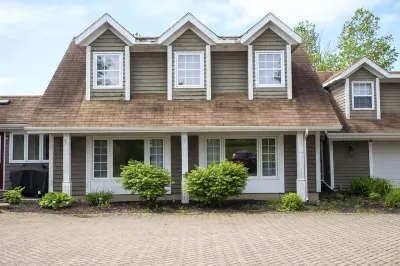 Rita's Retreat: Rita Suite ~ Indoor Saltwater Pool ~ with Lake View! Hotels near Canadian Coast Guard College